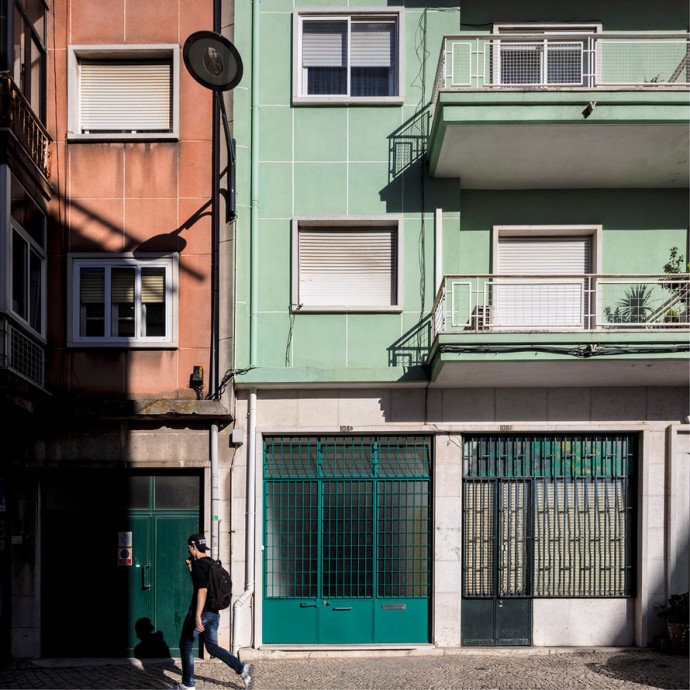 Жизнь в гараже: дом молодой семьи в Лиссабоне, Португалия