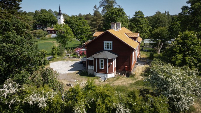 Превращённая в жилой дом сельская школа 1868 года постройки в провинции Сёдерманланд, Швеция