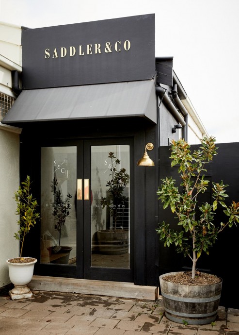 Дом кожевенников и владельцев бутика Saddler & Co Джемаймы и Беде Олдриджей в Даббо, Австралия