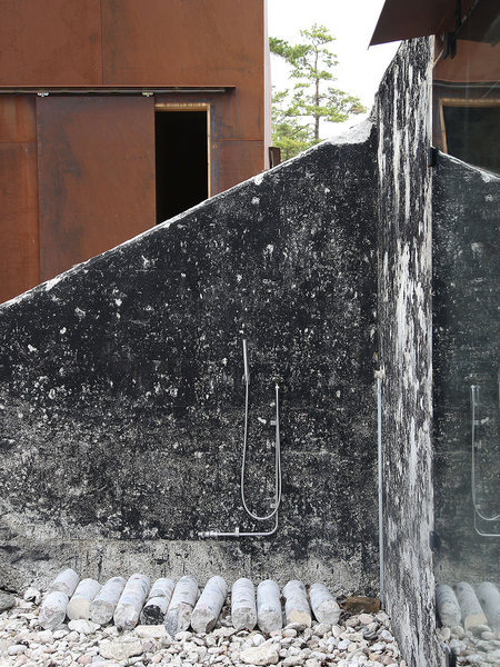 Раскопанный с одной стороны старый бункер в Готланде (Швеция), превращенный в жилые апартаменты