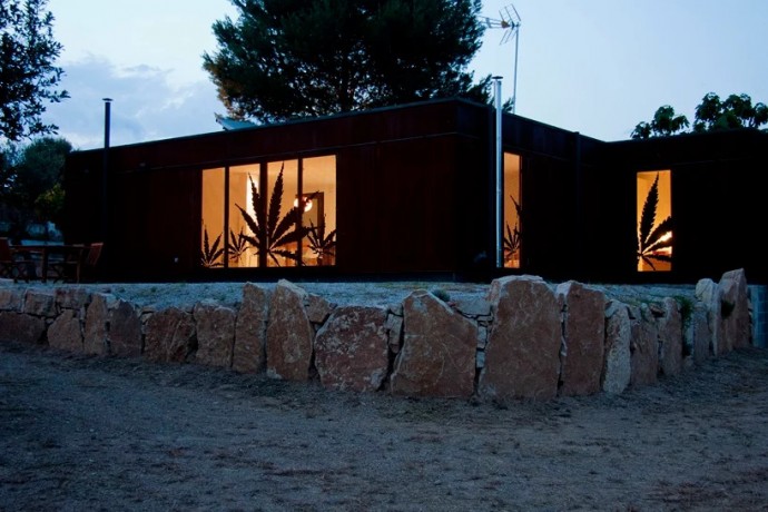 Сборный дом из 3 металлических модулей площадью 100 м2 в Испании