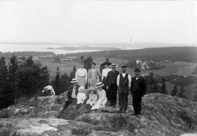 Вилла 1907 года постройки на берегу озера Оманнинген в деревне Энгельсберг, Швеция