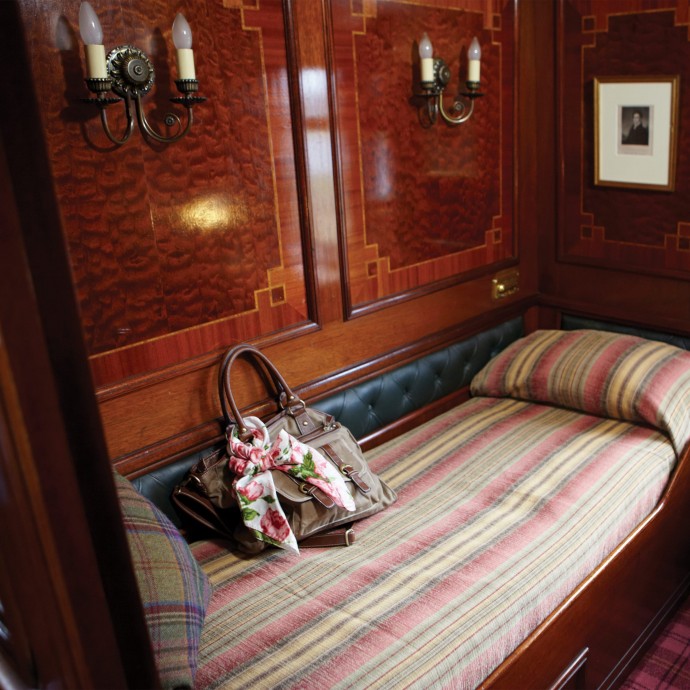 Поезд The Royal Scotsman, принадлежащий компании Orient-Express Hotels и курсирующий по Шотландии