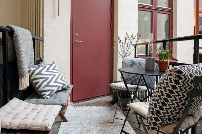 Серые тона и яркие акценты в интерьере шведской квартиры