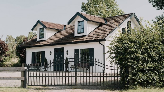 Бывшая конюшня в семейном поместье недалеко от шведского Буроса, превращённая в жилой дом