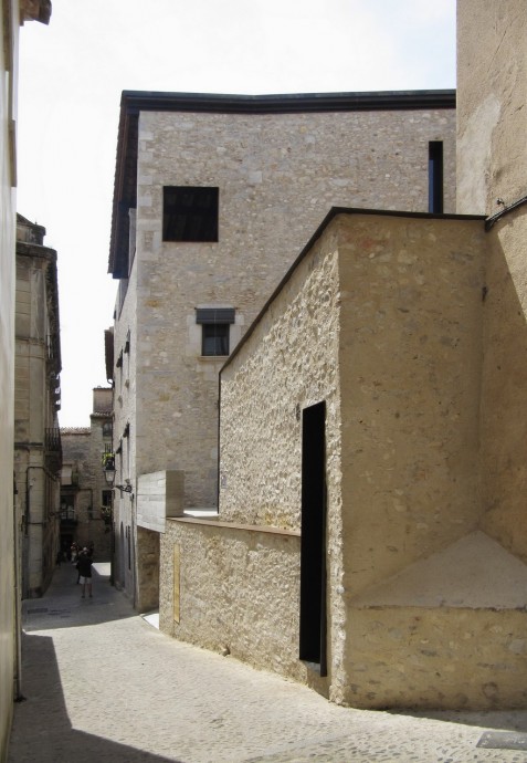 Реконструкция средневекового дома в Жироне, Испания
