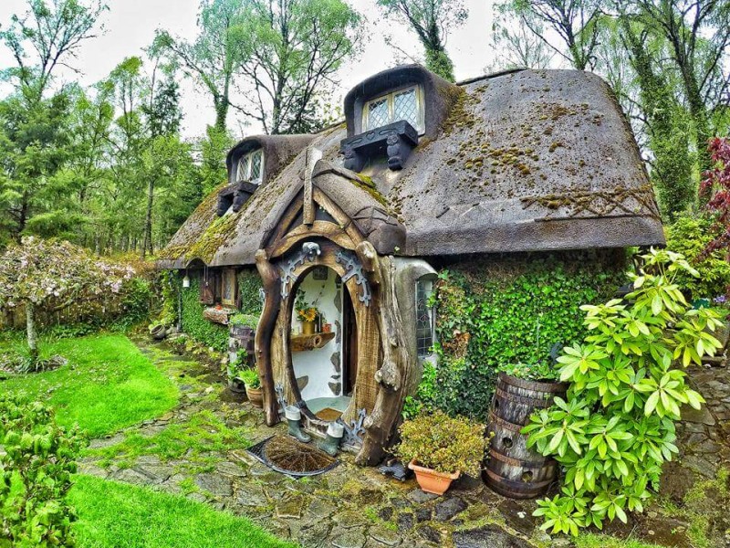 Удивительный дом в стиле хоббитов, расположенный недалеко от деревни Томач в Шотландии