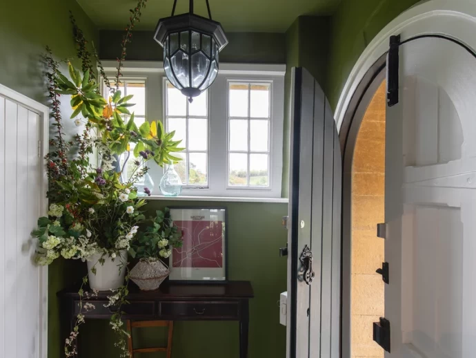 Дом эксперта по цвету лакокрасочного бренда Farrow & Ball Джоа Стадхольм в Сомерсете, Великобритания Дом эксперта по цвету лакокрасочного бренда Farrow & Ball Джоа Стадхольм в Сомерсете, Великобритания
