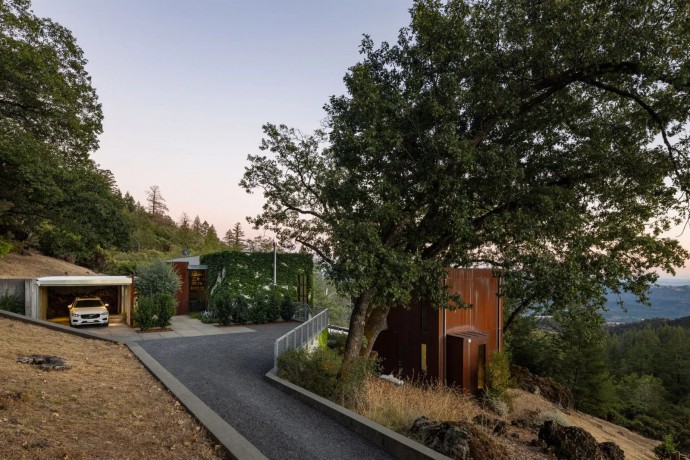 Современный дом с фасадом из красной стали Corten в долине Сонома, Калифорния