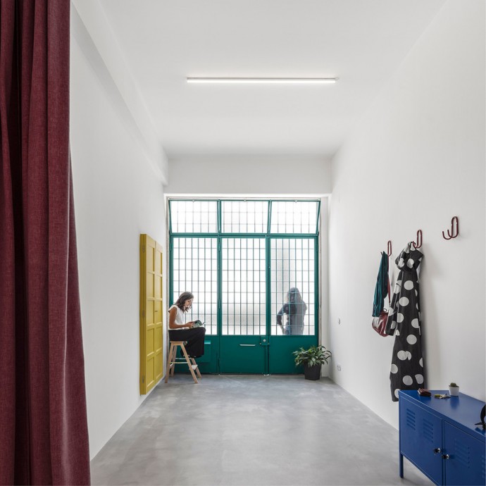 Жизнь в гараже: дом молодой семьи в Лиссабоне, Португалия