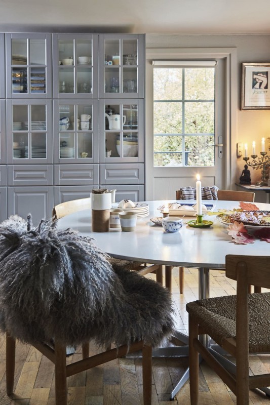 Небольшая уютная хижина в лесу