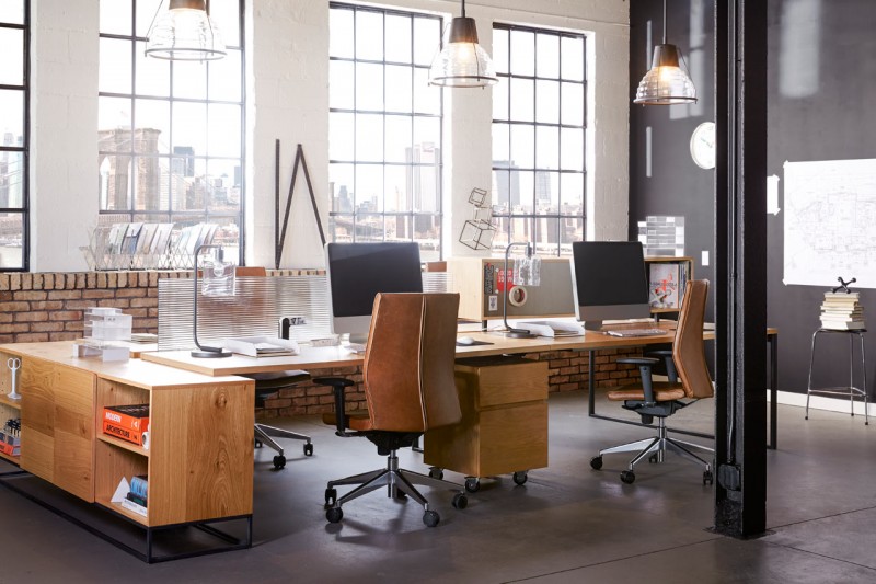 Инсталляции в магазине офисной мебели West Elm