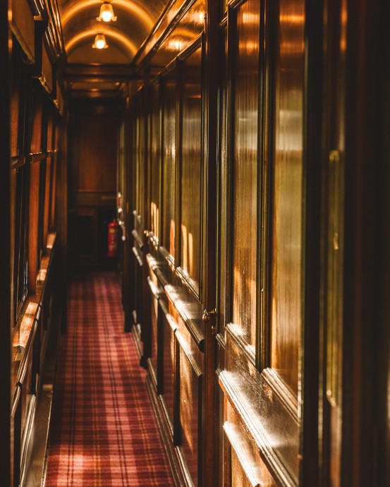 Поезд The Royal Scotsman, принадлежащий компании Orient-Express Hotels и курсирующий по Шотландии