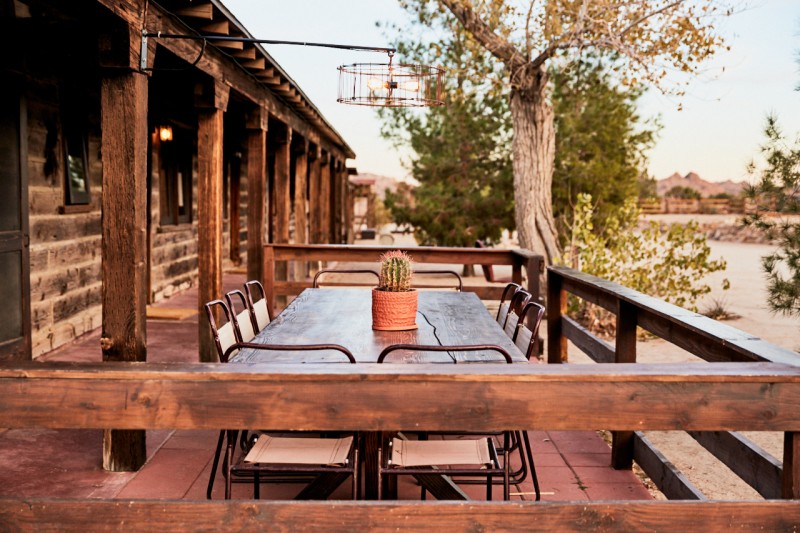 Мотель Pioneertown напротив одноимённой съёмочной площадки, основанной в 1946 году