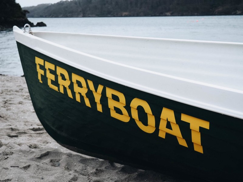 Приморский паб The Ferry Boat Inn в Корнуолле, Англия