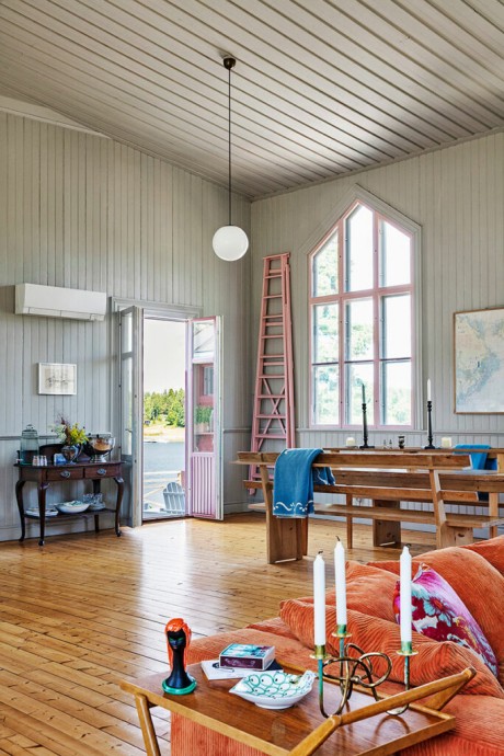 Старая баптистская часовня на шведском острове Юстерё, превращённая в жилой дом