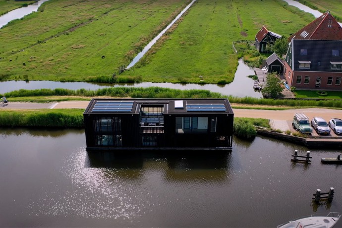 Контейнерный дом на воде в Нидерландах