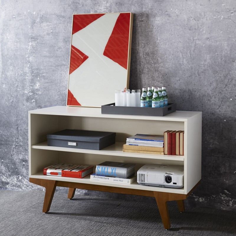 Инсталляции в магазине офисной мебели West Elm