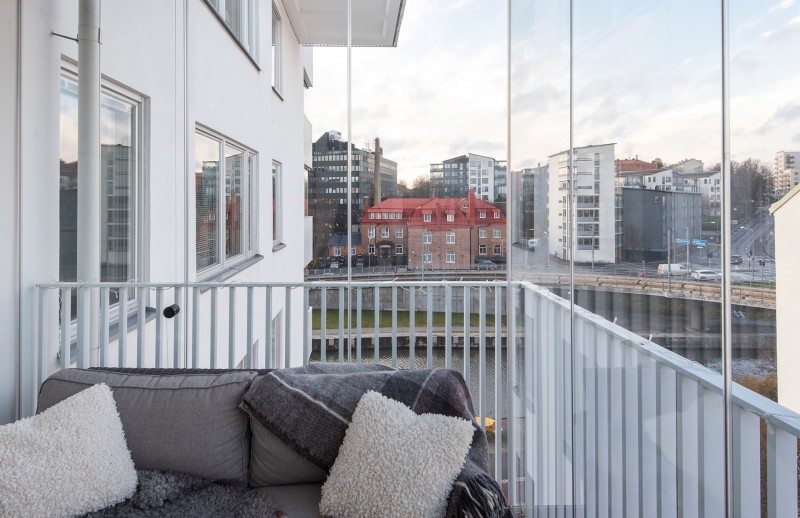 Квартира с просторным застекленным балконом в Стокгольме