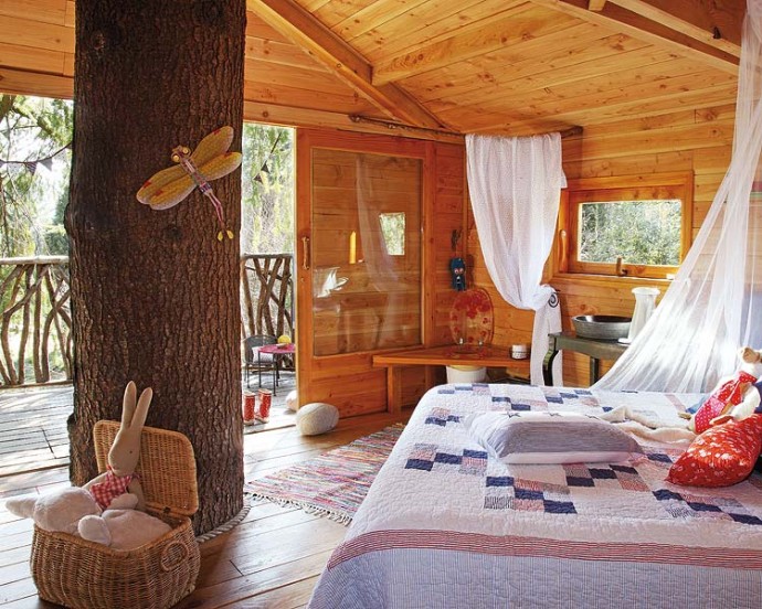 Домик на дереве в Каталонии, используемый как детская комната