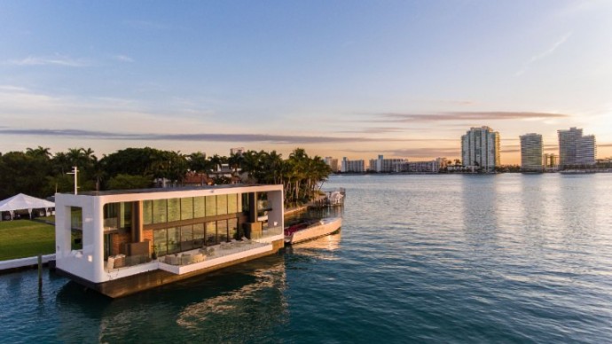 Просторный плавучий дом с гидравлическими сваями в Майами