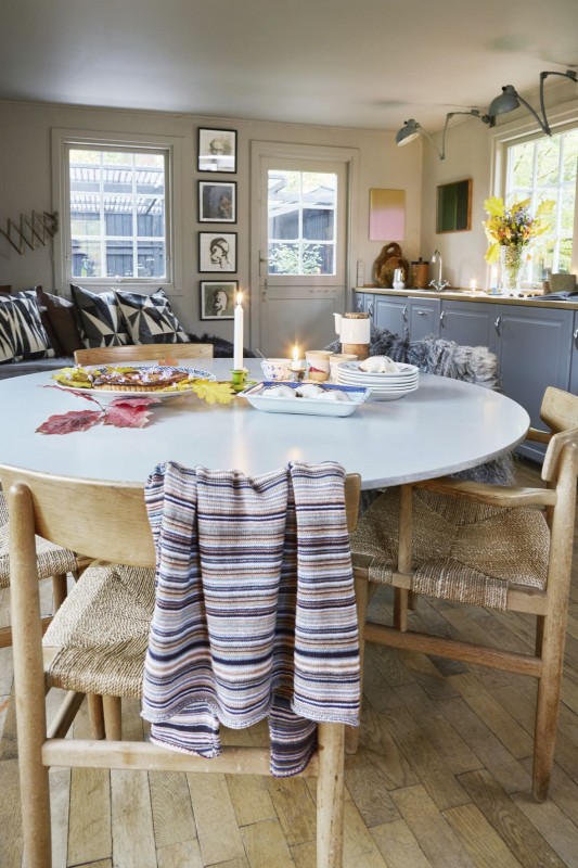 Небольшая уютная хижина в лесу