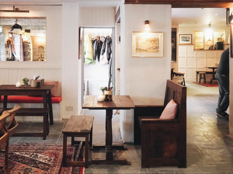 Приморский паб The Ferry Boat Inn в Корнуолле, Англия