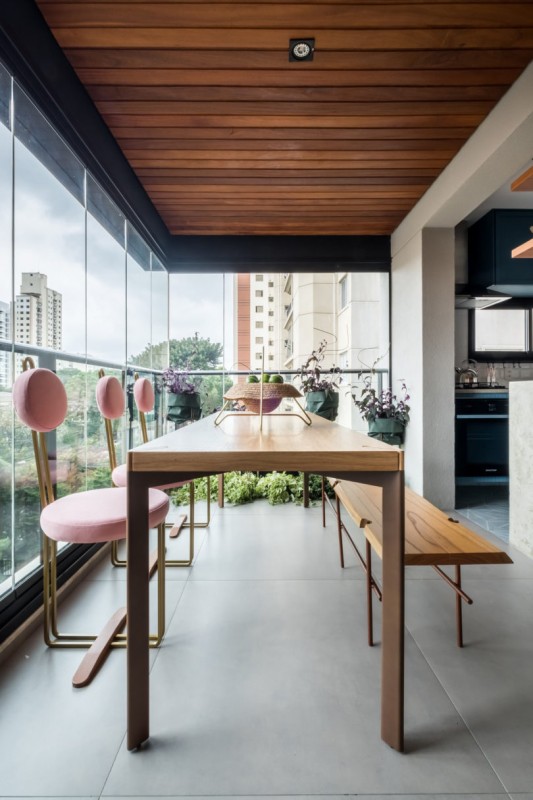 Интерьер квартиры в Сан-Паулу, сочетающий в себе элементы деревенского стиля и оттенки синего