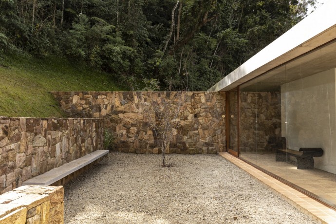 Современный дом в горах Мантикейра, Бразилия