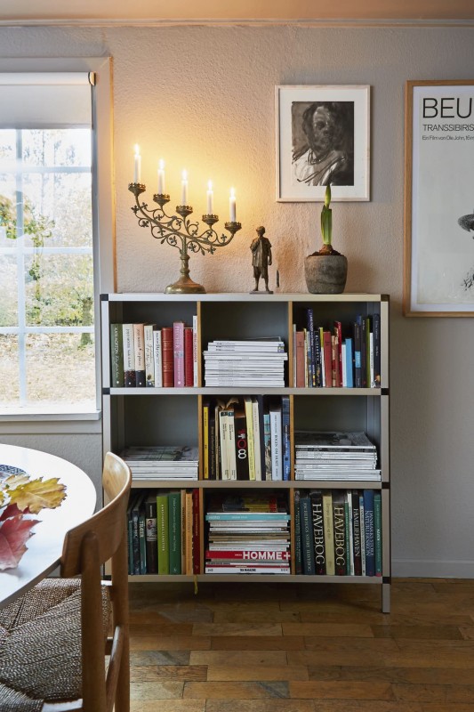 Небольшая уютная хижина в лесу