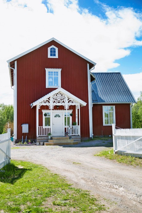 Старая деревенская школа в Вестерботтене (Швеция), ставшая домом для дизайнера Каролины Карлбом