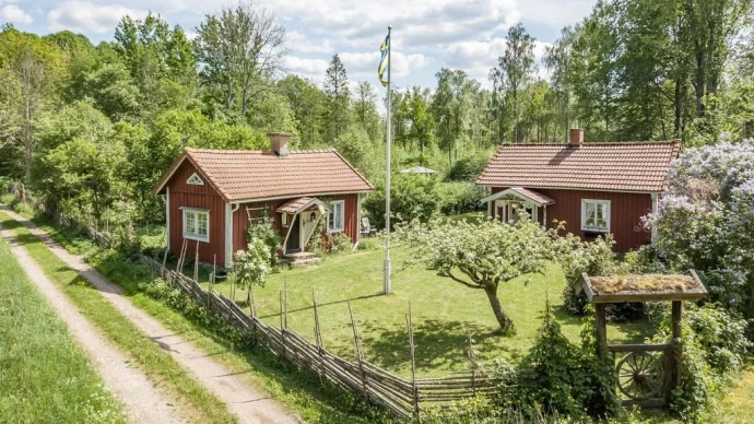 Небольшой коттедж и гостевой домик в деревне Бюллербю, Швеция