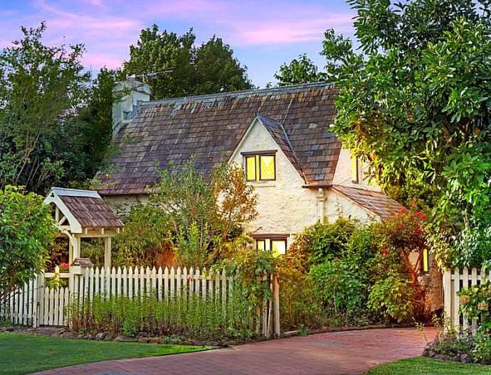 Дом в Квинсленде (Австралия), стилизованный под старинный английский коттедж