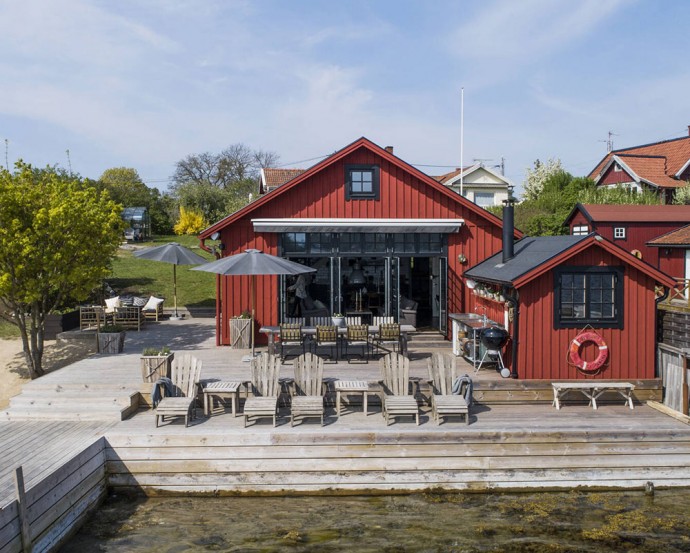 Прибрежный домик на маленьком острове в Швеции