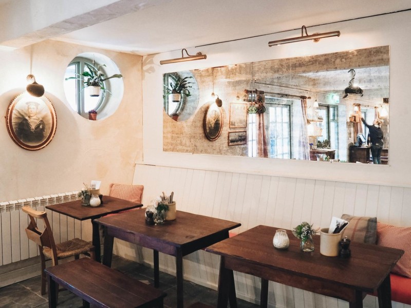 Приморский паб The Ferry Boat Inn в Корнуолле, Англия