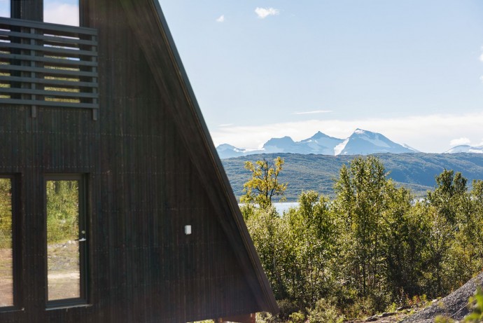 Дом A-образной формы на берегу озера в Швеции (90 м2)