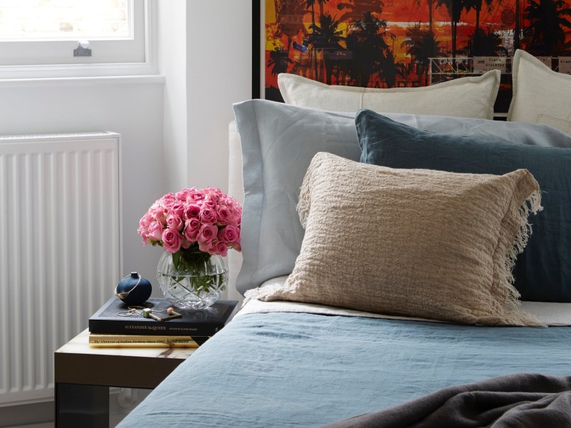 Мягкие пастельные тона, полированная латунь и хромированная отделка в интерьере лондонской квартиры