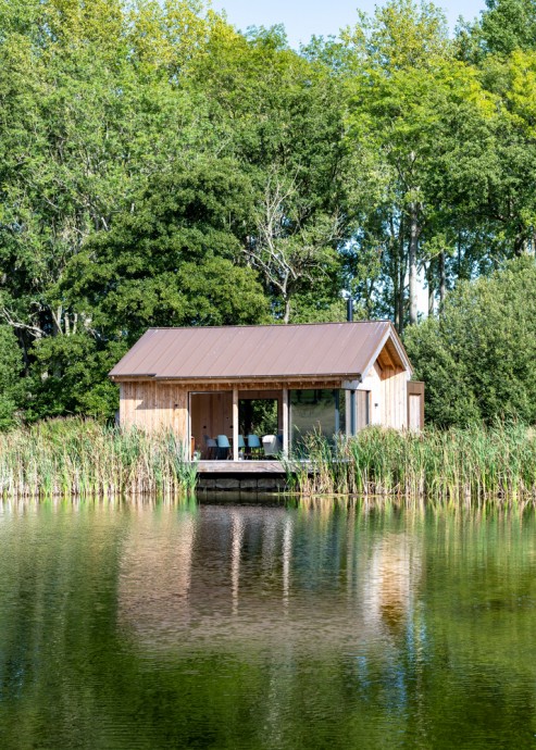 Небольшой деревянный дом (35 м2) на берегу озера в Кенте, Великобритания