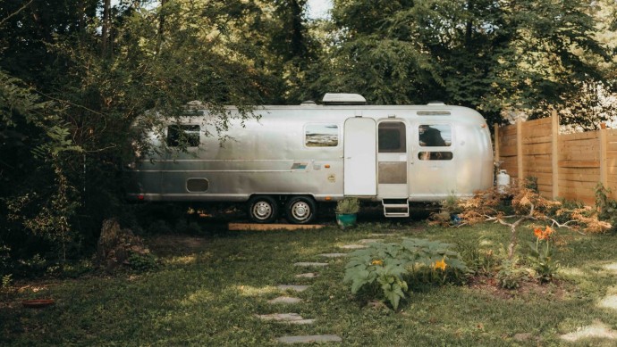 Дом на колесах Airstream 1973 года выпуска, оформленный молодой семейной парой