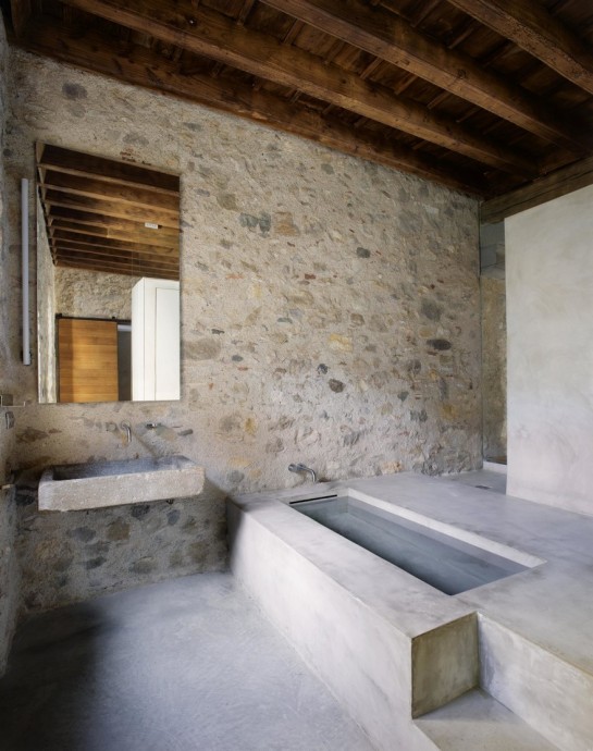 Реконструкция средневекового дома в Жироне, Испания