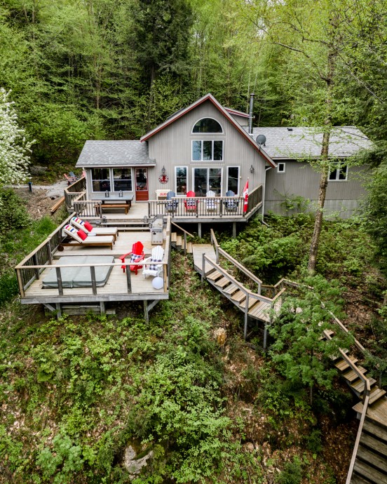 Дом на берегу озера Редстоун в округе Халибертон, Канада