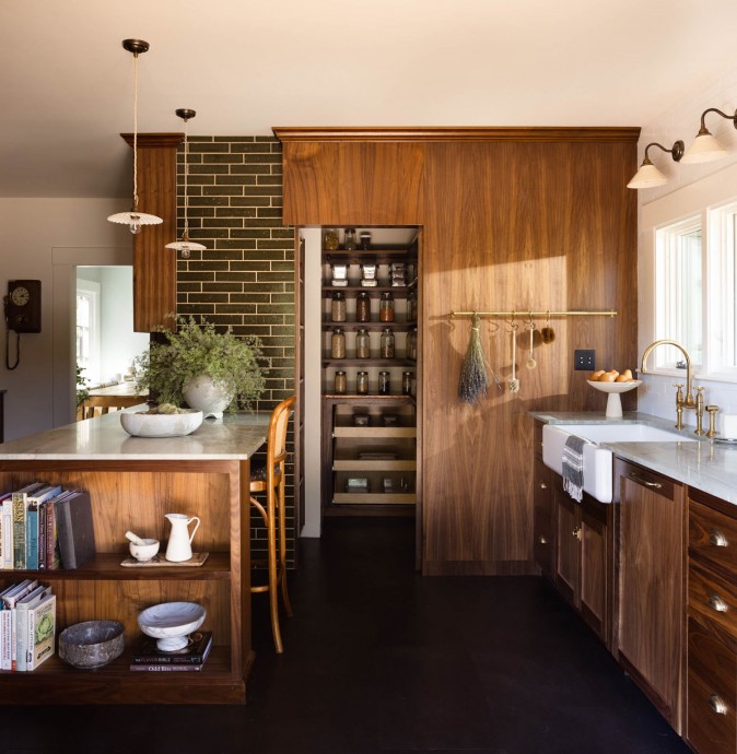 Кухня в доме дизайнера Хизер Кливленд в Беркли, Калифорния