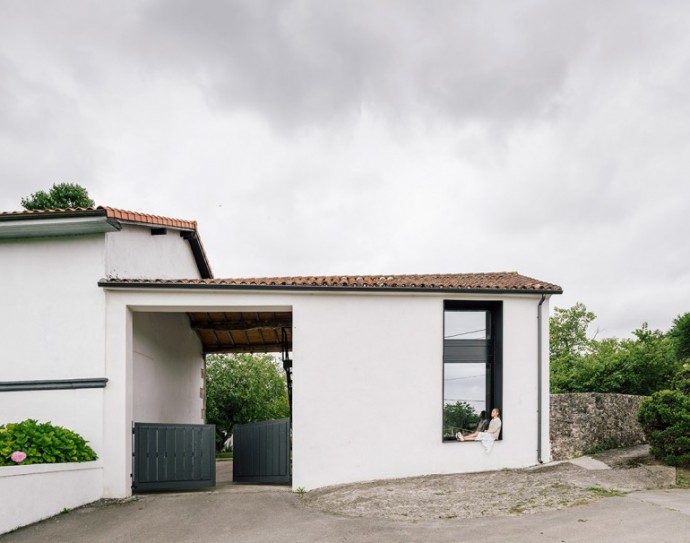 Старая конюшня недалеко от Сантандера в Испании, превращенная в современный дом