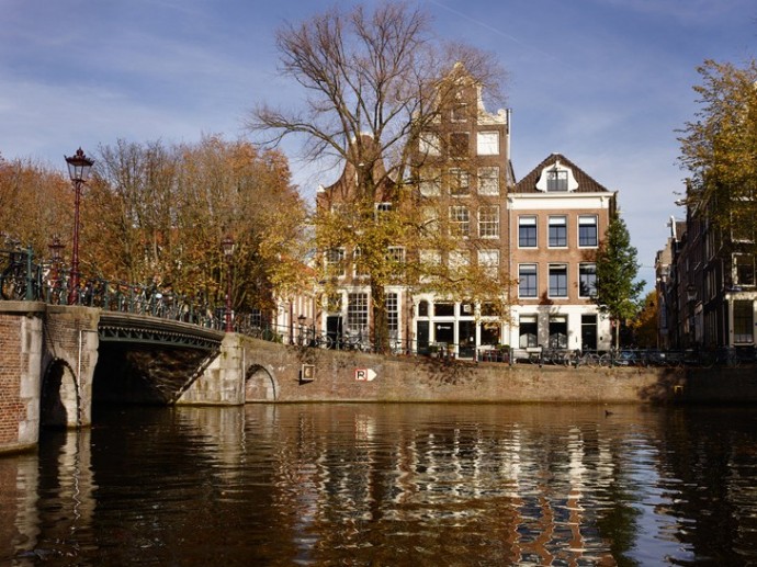 Таунхаус с видом на канал в Амстердаме