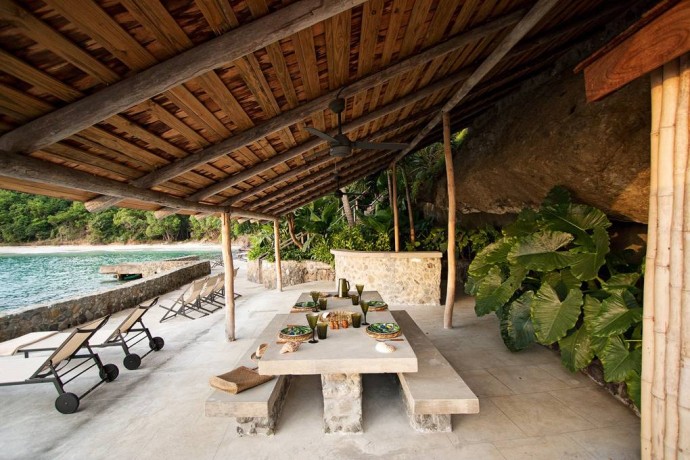 Бамбуковый пляжный дом на частном острове Мюстик в Карибском море