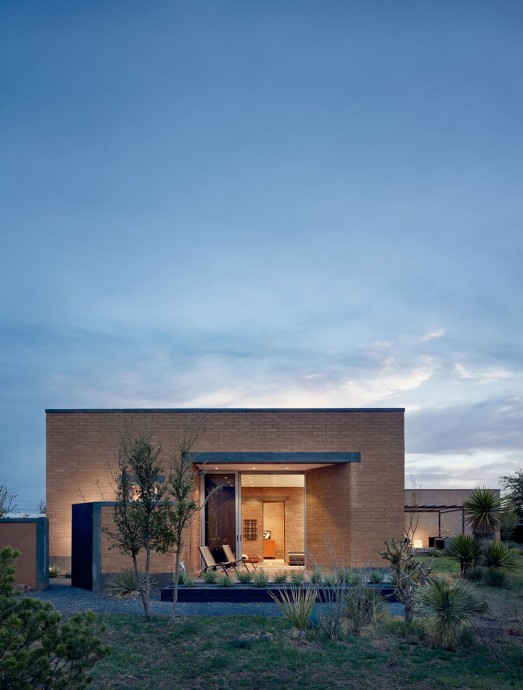Дом в пустыне Техаса с интерьерами в индустриальном стиле