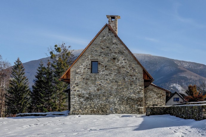 Каменный амбар 1800-х годов в деревне Челадна (Карпаты, Чехия), превращённый в жилой дом