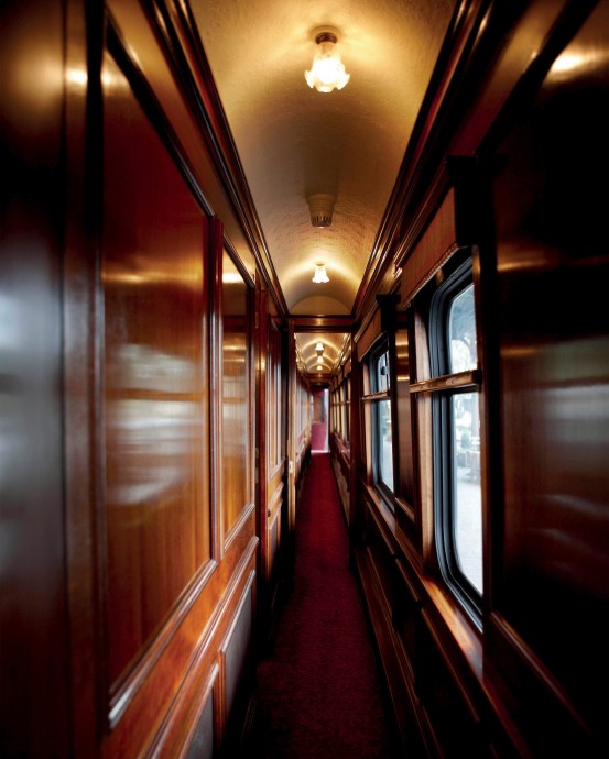 Поезд The Royal Scotsman, принадлежащий компании Orient-Express Hotels и курсирующий по Шотландии