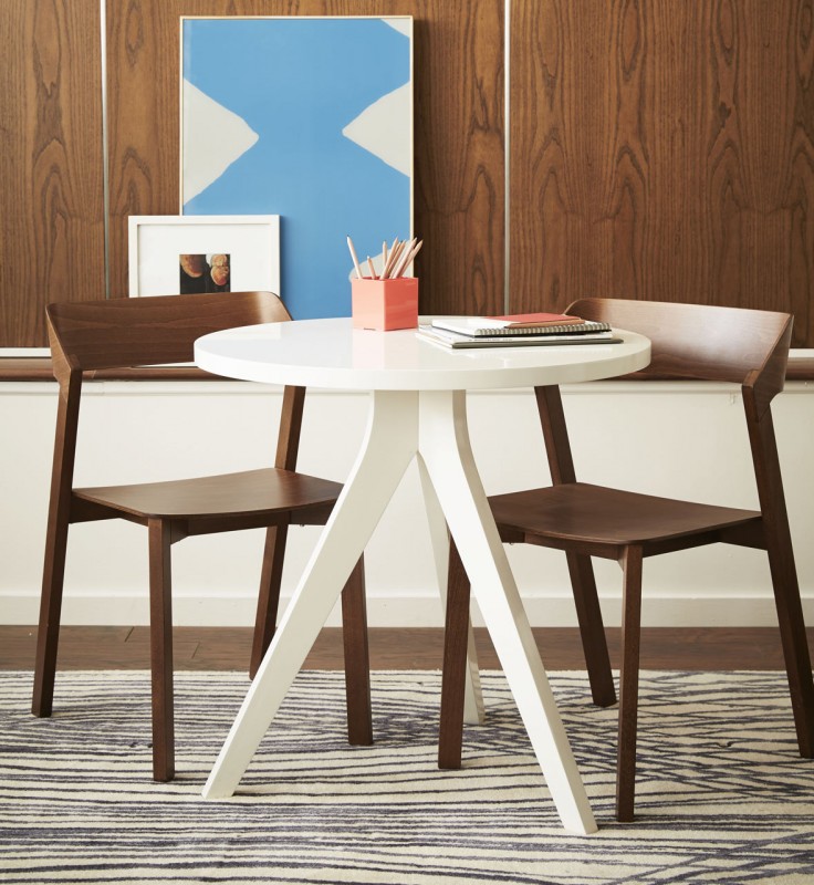 Инсталляции в магазине офисной мебели West Elm