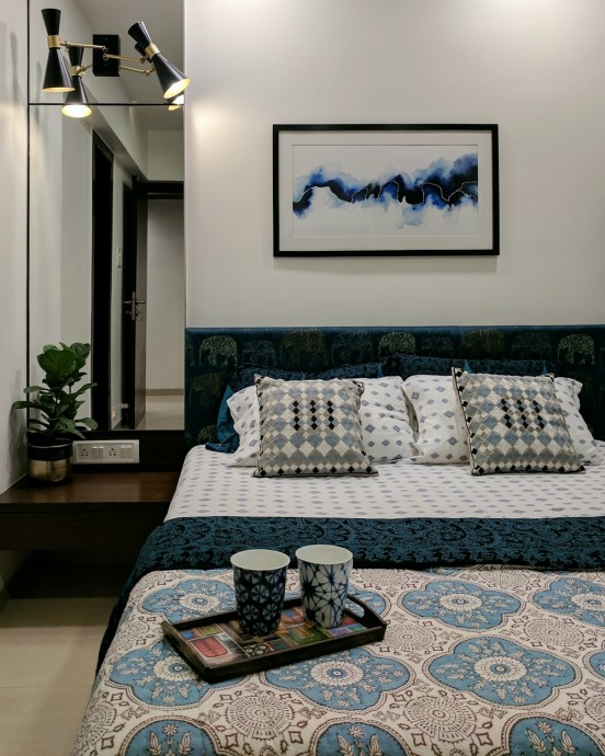 Яркие элементы декора в интерьере небольшой квартиры в Мумбаи